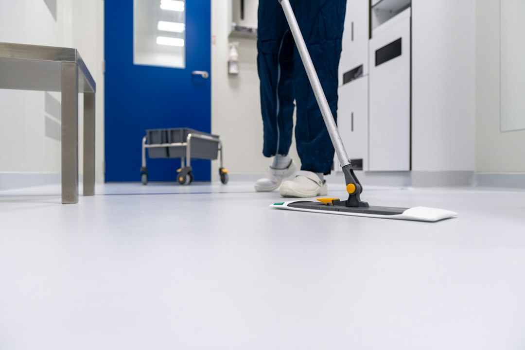 Photo of Tegelvloer schoonmaken met soda: zo doe je het stap voor stap
